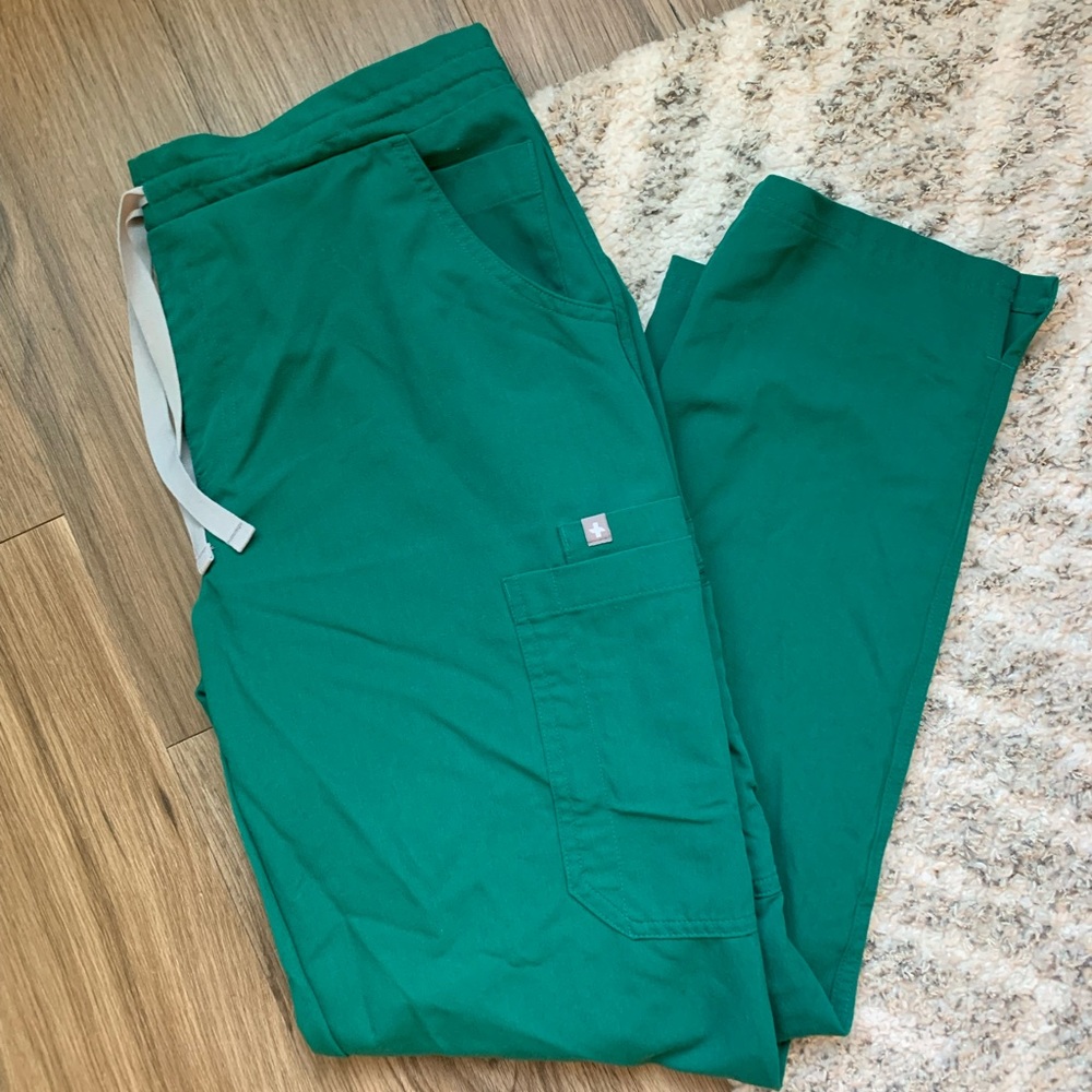 Figs Medium Petite Scrub Bottoms (Yolas) in HUNTER green